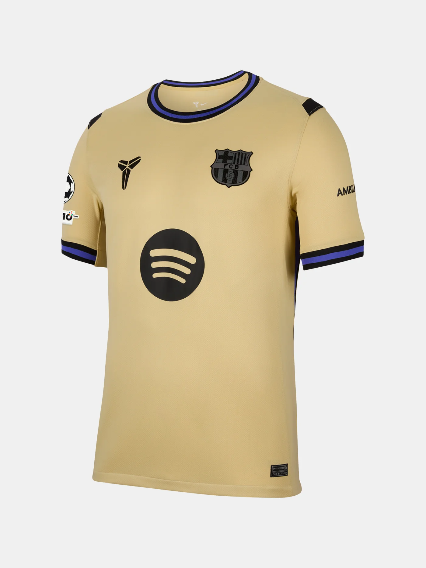 Camiseta Barcelona: Guía Completa para Elegir la Mejor Opción Online La camiseta Barcelona es uno de los productos más buscados en tiendas online de fútbol. Tanto si quieres la camiseta Barça oficial, una versión home, away o third, o si buscas una camiseta del Barcelona barata en oferta, esta guía totalmente optimizada para SEO te ayudará a encontrar la opción ideal, con palabras clave naturales y orientadas a búsquedas reales en Google. ¿Qué tipos de camisetas del Barcelona existen? Camiseta Barcelona Home La camiseta Barcelona home es la más representativa del club. Es la camiseta azulgrana clásica que cada temporada presenta un diseño renovado. Muchos usuarios buscan frases como “camiseta Barcelona primera equipación”, “camiseta Barça azulgrana” o “camiseta FC Barcelona local”, por lo que incluimos estas variantes para facilitar tu búsqueda. Camiseta Barcelona Away La camiseta Barcelona away o segunda equipación del Barça suele presentar colores innovadores cada temporada. Términos con alto volumen de búsqueda como “camiseta Barcelona visitante”, “segunda equipación Barça 2025” o “camiseta Barça amarilla / dorada / blanca” son comunes entre quienes buscan diseños diferentes. Camiseta Barcelona Third La camiseta Barcelona third es la tercera equipación del club, pensada para coleccionistas y aficionados que buscan una camiseta exclusiva. También se conoce como “camiseta alternativa del Barcelona”, “tercera equipación Barça” o “camiseta Barça edición especial”. Diferencias entre camisetas Fan y Player del Barcelona Camiseta Barcelona Fan Version La camiseta Barça Fan o Versión Aficionado es la más comprada online. Está pensada para uso diario, con un tejido cómodo y resistente. Búsquedas comunes incluyen “camiseta Barcelona réplica”, “camiseta Barça aficionado barata” y “camiseta Barcelona económica”. Características principales de la versión Fan Ajuste estándar Material más grueso y duradero Precio más bajo Ideal para uso casual y para regalar Camiseta Barcelona Player Version La camiseta Barça Player es la versión que usan los jugadores en el campo. Muchos compradores la buscan como “camiseta Barcelona auténtica”, “camiseta Barça profesional” o “camiseta Barcelona jugador”. Características de la versión Player Tejido más ligero y transpirable Ajuste más entallado Tecnología avanzada de ventilación Gran detalle en el escudo y los estampados Comprar Camiseta Barcelona Online: Catálogo Completo, Ofertas y Todas las Versiones La camiseta Barcelona es uno de los productos más buscados por aficionados del fútbol en todo el mundo. En nuestra tienda online encontrarás la camiseta Barça oficial, incluyendo las versiones home (primera equipación), away (segunda equipación), third (tercera equipación), además de las opciones fan, player, niño, mujer, junior, retro, ediciones especiales, camiseta Barcelona barata, en oferta y personalizada con nombre y dorsal. Este texto está diseñado para responder a búsquedas como: “comprar camiseta Barcelona online”, “camiseta Barça oficial barata”, “camiseta FC Barcelona 2025”, “dónde comprar camiseta del Barcelona original”, “camiseta Barça rebajada”, “camiseta Barcelona niño barata”, “camiseta Barça hombre mujer”, entre muchas más. Tipos de camisetas del FC Barcelona disponibles Camiseta Barcelona Home – Primera Equipación La camiseta Barcelona home es el símbolo más icónico del club. Cada temporada, millones de aficionados buscan la camiseta Barça primera equipación, ya sea para colección, para entrenar o para vestir en el día a día. Variaciones de búsqueda frecuentes incluyen: camiseta Barcelona local 2024/2025 camiseta Barça azulgrana original camiseta FC Barcelona home barata camiseta Barcelona primera equipación hombre / mujer / niño ¿Por que elegir la camiseta Barça home Diseño clásico azulgrana Ideal para aficionados que quieren la versión más representativa Disponible en versiones Fan y Player Gran variedad de tallas y temporadas Camiseta Barcelona Away – Segunda Equipación La camiseta Barcelona away destaca por colores diferentes y diseños creativos. Muchos usuarios buscan la camiseta Barcelona visitante, así como colores concretos según la temporada: “camiseta Barça amarilla”, “camiseta Barcelona dorada”, “camiseta Barça blanca”, “camiseta FC Barcelona negra”. Ventajas de la camiseta Away Diseño único para coleccionistas Colores llamativos y exclusivos Perfecta para quienes desean diferenciarse Disponible en adulto, niño y mujer Camiseta Barcelona Third – Tercera Equipación La camiseta Barcelona third es la opción más moderna y arriesgada. En búsquedas de Google suele relacionarse con términos como: “camiseta Barça edición especial”, “tercera equipación Barcelona limitada”, “camiseta Barcelona alternativa 2025”. ¿Qué la hace tan popular? Ediciones limitadas Diseños rompedores Muy valorada por coleccionistas de camisetas Mayor demanda durante lanzamientos exclusivos Diferencias entre Camiseta Barcelona Fan y Player Camiseta Barcelona Fan (Versión Aficionado) La camiseta Barça Fan Version es la más vendida en tiendas online. Palabras clave habituales: “camiseta Barcelona réplica de alta calidad”, “camiseta Barça aficionado barata”, “camiseta Barcelona económica online”. Características de la versión Fan Corte estándar cómodo Material más resistente Precio más accesible Ideal para uso diario, regalar o colección casual Camiseta Barcelona Player (Versión Jugador) La camiseta Barça Player Version es la misma que utilizan los jugadores en el terreno de juego. Buscadores comunes incluyen: “camiseta Barcelona auténtica”, “camiseta Barça vapor match”, “camiseta FC Barcelona tecnología avanzada”. Beneficios de la versión Player Tejido ultraligero Ajuste atlético entallado Máxima ventilación y transpirabilidad Detalles premium en escudo, logos y números Camisetas del Barcelona para Niño y Juvenil Camiseta Barcelona Niño La camiseta Barça para niño es una de las más buscadas en periodos de promociones y regalos. Keywords importantes: “camiseta Barcelona niño barata”, “equipación Barça infantil completa”, “camiseta FC Barcelona junior original”, “camiseta niño Barça 2026”. Ventajas de comprar camisetas infantiles online Tallas desde bebé hasta juvenil Packs con camiseta + pantalón + medias Precios más ajustados Versiones home, away, third y retro Camiseta Barcelona Retro y Ediciones Especiales Camisetas Retro del Barça La camiseta retro Barcelona es ideal para coleccionistas y nostálgicos. Las búsquedas más habituales incluyen: “camiseta Barça vintage”, “camiseta Barcelona 1992”, “camiseta FC Barcelona retro Ronaldinho / Messi”, “camiseta Barça antigua original”. ¿Por qué elegir una camiseta retro? Estética clásica y única Alto valor coleccionable Perfecta para regalos o aficionados históricos Personalización: Nombre, Dorsal y Parche Oficial La camiseta Barcelona personalizada es una de las opciones más demandadas. Keywords importantes: “camiseta Barça personalizada con nombre”, “camiseta Barcelona con dorsal oficial”, “parches Champions oficiales Barça”. Opciones de personalización Nombre y número oficial del jugador Personalización libre Parches de Liga, Champions y especiales Tipografías originales de temporada Ofertas, Promociones y Descuentos en Camisetas del Barcelona Dónde encontrar camisetas del Barça baratas Miles de usuarios buscan términos como: “camiseta Barcelona barata online”, “descuentos camiseta Barça”, “camiseta FC Barcelona outlet”, “camiseta Barça precio rebajado”.