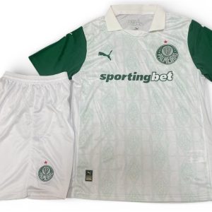 La Camiseta Palmeiras 2026 en su versión titular es perfecta para aquellos que buscan calidad y confort. Con un diseño fiel a los colores tradicionales del club, esta camiseta es un must-have para los fanáticos. ¡Aprovecha nuestras rebajas y consigue tu camiseta Palmeiras a un precio increíble!"