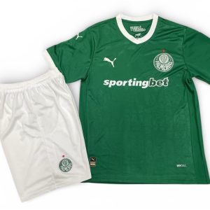 La Camiseta Palmeiras 2026 ya está disponible en su edición limitada. Con un diseño exclusivo que celebra los colores del club, esta camiseta es perfecta para los seguidores más apasionados. Encuentra la camiseta Palmeiras en versión away o third y aprovecha las rebajas en nuestra tienda online."