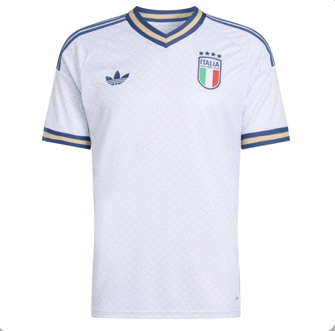 La camiseta de Italia para el Mundial 2026 es uno de los productos más buscados por los aficionados al fútbol. La selección italiana, reconocida por su rica historia, sus títulos mundiales y su pasión por el deporte, despierta un gran interés entre seguidores y coleccionistas de todo el mundo. El nuevo jersey oficial de Italia 2026 destaca por su diseño elegante, comodidad y calidad, convirtiéndose en una opción ideal para apoyar a la Azzurra durante la Copa Mundial. Las búsquedas relacionadas con camiseta Italia Mundial 2026, jersey Italia 2026 original, uniforme selección italiana, camiseta oficial Italia 2026 y dónde comprar la camiseta de Italia continúan aumentando a medida que se acerca el torneo. Tanto la equipación local como la visitante son muy esperadas por los aficionados. Ya sea para animar a Italia, ampliar una colección de camisetas de fútbol o disfrutar del Mundial 2026 con estilo, la camiseta oficial de Italia representa tradición, orgullo y la pasión de una de las selecciones más emblemáticas del fútbol internacional.