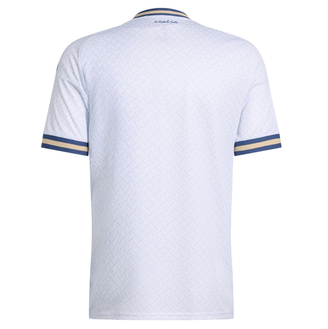 La camiseta de Italia para el Mundial 2026 es uno de los productos más buscados por los aficionados al fútbol. La selección italiana, reconocida por su rica historia, sus títulos mundiales y su pasión por el deporte, despierta un gran interés entre seguidores y coleccionistas de todo el mundo. El nuevo jersey oficial de Italia 2026 destaca por su diseño elegante, comodidad y calidad, convirtiéndose en una opción ideal para apoyar a la Azzurra durante la Copa Mundial. Las búsquedas relacionadas con camiseta Italia Mundial 2026, jersey Italia 2026 original, uniforme selección italiana, camiseta oficial Italia 2026 y dónde comprar la camiseta de Italia continúan aumentando a medida que se acerca el torneo. Tanto la equipación local como la visitante son muy esperadas por los aficionados. Ya sea para animar a Italia, ampliar una colección de camisetas de fútbol o disfrutar del Mundial 2026 con estilo, la camiseta oficial de Italia representa tradición, orgullo y la pasión de una de las selecciones más emblemáticas del fútbol internacional.