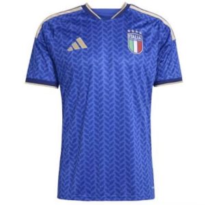 Nueva camiseta Selección Italia para este Mundial 2026.La camiseta de Italia para el Mundial 2026 es uno de los productos más buscados por los aficionados al fútbol. La selección italiana, reconocida por su rica historia, sus títulos mundiales y su pasión por el deporte, despierta un gran interés entre seguidores y coleccionistas de todo el mundo. El nuevo jersey oficial de Italia 2026 destaca por su diseño elegante, comodidad y calidad, convirtiéndose en una opción ideal para apoyar a la Azzurra durante la Copa Mundial. Las búsquedas relacionadas con camiseta Italia Mundial 2026, jersey Italia 2026 original, uniforme selección italiana, camiseta oficial Italia 2026 y dónde comprar la camiseta de Italia continúan aumentando a medida que se acerca el torneo. Tanto la equipación local como la visitante son muy esperadas por los aficionados. Ya sea para animar a Italia, ampliar una colección de camisetas de fútbol o disfrutar del Mundial 2026 con estilo, la camiseta oficial de Italia representa tradición, orgullo y la pasión de una de las selecciones más emblemáticas del fútbol internacional.