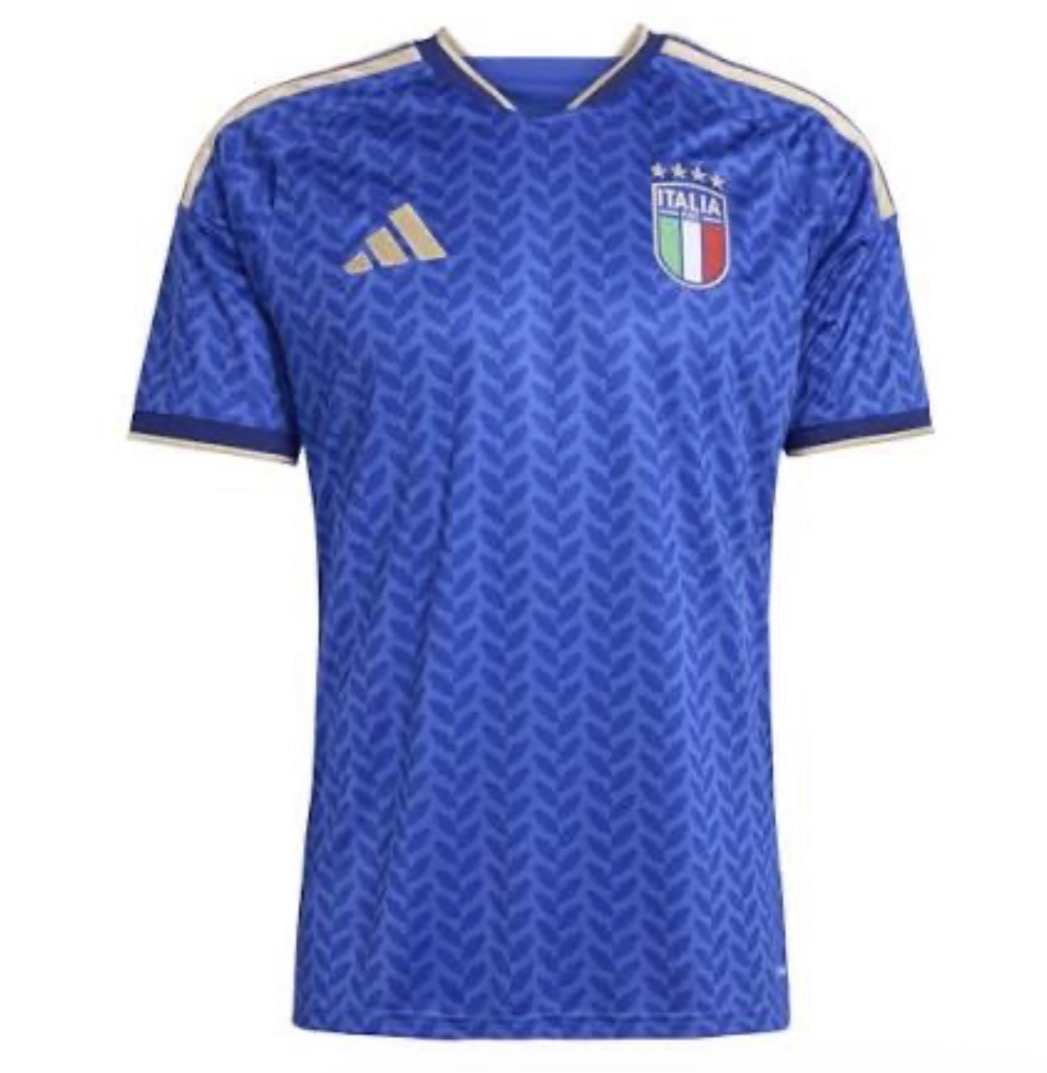 Nueva camiseta Selección Italia para este Mundial 2026.La camiseta de Italia para el Mundial 2026 es uno de los productos más buscados por los aficionados al fútbol. La selección italiana, reconocida por su rica historia, sus títulos mundiales y su pasión por el deporte, despierta un gran interés entre seguidores y coleccionistas de todo el mundo. El nuevo jersey oficial de Italia 2026 destaca por su diseño elegante, comodidad y calidad, convirtiéndose en una opción ideal para apoyar a la Azzurra durante la Copa Mundial. Las búsquedas relacionadas con camiseta Italia Mundial 2026, jersey Italia 2026 original, uniforme selección italiana, camiseta oficial Italia 2026 y dónde comprar la camiseta de Italia continúan aumentando a medida que se acerca el torneo. Tanto la equipación local como la visitante son muy esperadas por los aficionados. Ya sea para animar a Italia, ampliar una colección de camisetas de fútbol o disfrutar del Mundial 2026 con estilo, la camiseta oficial de Italia representa tradición, orgullo y la pasión de una de las selecciones más emblemáticas del fútbol internacional.