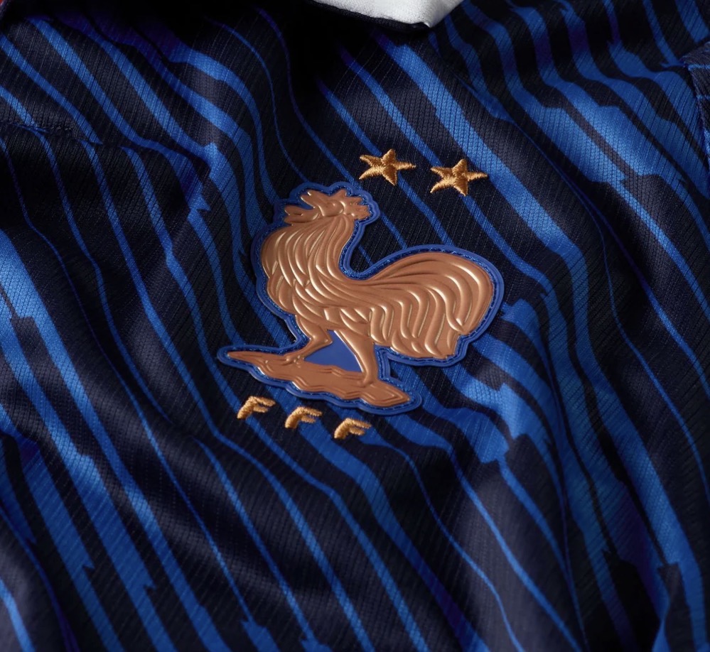 La camiseta de Francia para el Mundial 2026 es una de las más buscadas por los aficionados al fútbol. La selección francesa, conocida por su talento y éxitos internacionales, atrae la atención de miles de seguidores que desean conseguir el nuevo jersey oficial de Francia 2026. Con un diseño moderno y materiales de alta calidad, esta equipación representa la pasión y la historia de los Bleus. Las búsquedas de términos como camiseta Francia Mundial 2026, jersey Francia 2026 original, uniforme selección francesa, camiseta oficial Francia 2026 y dónde comprar la camiseta de Francia continúan creciendo entre aficionados y coleccionistas. Tanto la versión local como la visitante generan gran expectativa antes del inicio de la Copa Mundial. Ya sea para apoyar a Francia durante el torneo, ampliar una colección o disfrutar del mejor fútbol internacional, la camiseta oficial de Francia 2026 es una excelente opción para cualquier seguidor de la selección francesa y del Mundial de la FIFA 2026.