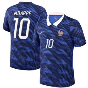 La camiseta de Francia para el Mundial 2026 es una de las más buscadas por los aficionados al fútbol. La selección francesa, conocida por su talento y éxitos internacionales, atrae la atención de miles de seguidores que desean conseguir el nuevo jersey oficial de Francia 2026. Con un diseño moderno y materiales de alta calidad, esta equipación representa la pasión y la historia de los Bleus. Las búsquedas de términos como camiseta Francia Mundial 2026, jersey Francia 2026 original, uniforme selección francesa, camiseta oficial Francia 2026 y dónde comprar la camiseta de Francia continúan creciendo entre aficionados y coleccionistas. Tanto la versión local como la visitante generan gran expectativa antes del inicio de la Copa Mundial. Ya sea para apoyar a Francia durante el torneo, ampliar una colección o disfrutar del mejor fútbol internacional, la camiseta oficial de Francia 2026 es una excelente opción para cualquier seguidor de la selección francesa y del Mundial de la FIFA 2026.