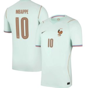 La camiseta de Francia para el Mundial 2026 es una de las más buscadas por los aficionados al fútbol. La selección francesa, conocida por su talento y éxitos internacionales, atrae la atención de miles de seguidores que desean conseguir el nuevo jersey oficial de Francia 2026. Con un diseño moderno y materiales de alta calidad, esta equipación representa la pasión y la historia de los Bleus. Las búsquedas de términos como camiseta Francia Mundial 2026, jersey Francia 2026 original, uniforme selección francesa, camiseta oficial Francia 2026 y dónde comprar la camiseta de Francia continúan creciendo entre aficionados y coleccionistas. Tanto la versión local como la visitante generan gran expectativa antes del inicio de la Copa Mundial. Ya sea para apoyar a Francia durante el torneo, ampliar una colección o disfrutar del mejor fútbol internacional, la camiseta oficial de Francia 2026 es una excelente opción para cualquier seguidor de la selección francesa y del Mundial de la FIFA 2026.