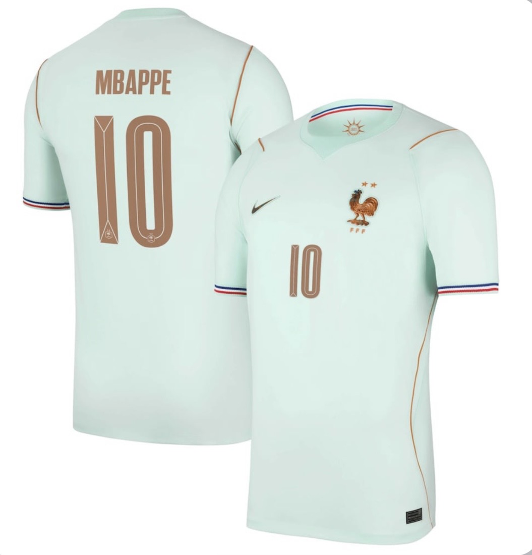 La camiseta de Francia para el Mundial 2026 es una de las más buscadas por los aficionados al fútbol. La selección francesa, conocida por su talento y éxitos internacionales, atrae la atención de miles de seguidores que desean conseguir el nuevo jersey oficial de Francia 2026. Con un diseño moderno y materiales de alta calidad, esta equipación representa la pasión y la historia de los Bleus. Las búsquedas de términos como camiseta Francia Mundial 2026, jersey Francia 2026 original, uniforme selección francesa, camiseta oficial Francia 2026 y dónde comprar la camiseta de Francia continúan creciendo entre aficionados y coleccionistas. Tanto la versión local como la visitante generan gran expectativa antes del inicio de la Copa Mundial. Ya sea para apoyar a Francia durante el torneo, ampliar una colección o disfrutar del mejor fútbol internacional, la camiseta oficial de Francia 2026 es una excelente opción para cualquier seguidor de la selección francesa y del Mundial de la FIFA 2026.