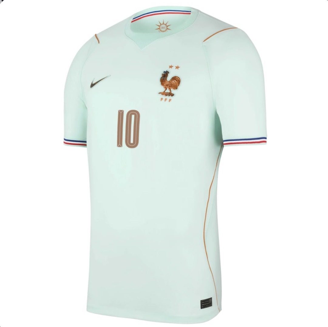 La camiseta de Francia para el Mundial 2026 es una de las más buscadas por los aficionados al fútbol. La selección francesa, conocida por su talento y éxitos internacionales, atrae la atención de miles de seguidores que desean conseguir el nuevo jersey oficial de Francia 2026. Con un diseño moderno y materiales de alta calidad, esta equipación representa la pasión y la historia de los Bleus. Las búsquedas de términos como camiseta Francia Mundial 2026, jersey Francia 2026 original, uniforme selección francesa, camiseta oficial Francia 2026 y dónde comprar la camiseta de Francia continúan creciendo entre aficionados y coleccionistas. Tanto la versión local como la visitante generan gran expectativa antes del inicio de la Copa Mundial. Ya sea para apoyar a Francia durante el torneo, ampliar una colección o disfrutar del mejor fútbol internacional, la camiseta oficial de Francia 2026 es una excelente opción para cualquier seguidor de la selección francesa y del Mundial de la FIFA 2026.