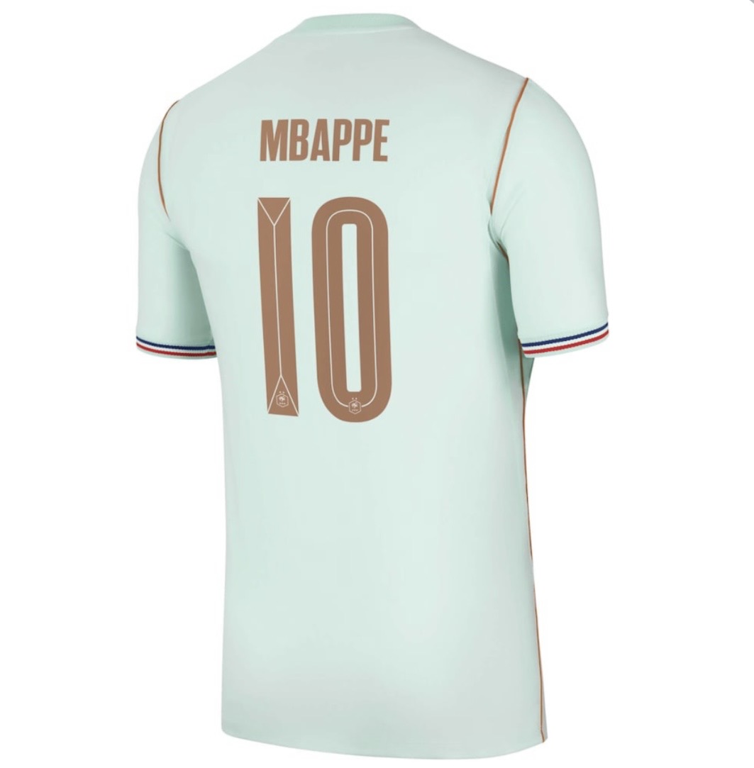 La camiseta de Francia para el Mundial 2026 es una de las más buscadas por los aficionados al fútbol. La selección francesa, conocida por su talento y éxitos internacionales, atrae la atención de miles de seguidores que desean conseguir el nuevo jersey oficial de Francia 2026. Con un diseño moderno y materiales de alta calidad, esta equipación representa la pasión y la historia de los Bleus. Las búsquedas de términos como camiseta Francia Mundial 2026, jersey Francia 2026 original, uniforme selección francesa, camiseta oficial Francia 2026 y dónde comprar la camiseta de Francia continúan creciendo entre aficionados y coleccionistas. Tanto la versión local como la visitante generan gran expectativa antes del inicio de la Copa Mundial. Ya sea para apoyar a Francia durante el torneo, ampliar una colección o disfrutar del mejor fútbol internacional, la camiseta oficial de Francia 2026 es una excelente opción para cualquier seguidor de la selección francesa y del Mundial de la FIFA 2026.