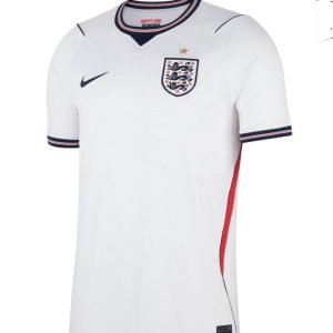 La camiseta de Inglaterra para el Mundial 2026 es una de las equipaciones más esperadas por los aficionados al fútbol. La selección inglesa, conocida por su historia, tradición y competitividad en los grandes torneos, atrae la atención de millones de seguidores que buscan el nuevo jersey oficial de Inglaterra 2026 para apoyar a su equipo durante la Copa Mundial de la FIFA. Las búsquedas de camiseta Inglaterra Mundial 2026, jersey Inglaterra 2026 original, uniforme selección inglesa, camiseta oficial Inglaterra 2026, camiseta local Inglaterra y dónde comprar la camiseta de Inglaterra siguen creciendo entre aficionados y coleccionistas. Gracias a su diseño moderno, materiales de alta calidad y tecnología deportiva, la nueva equipación promete convertirse en una de las más populares del torneo. Ya sea para animar a Inglaterra en cada partido, completar una colección de camisetas de fútbol o vestir los colores de una de las selecciones más reconocidas del mundo, la camiseta oficial de Inglaterra para el Mundial 2026 representa orgullo, pasión y amor por el fútbol internacional. Es una opción ideal para cualquier aficionado que quiera vivir al máximo la emoción de la Copa del Mundo.