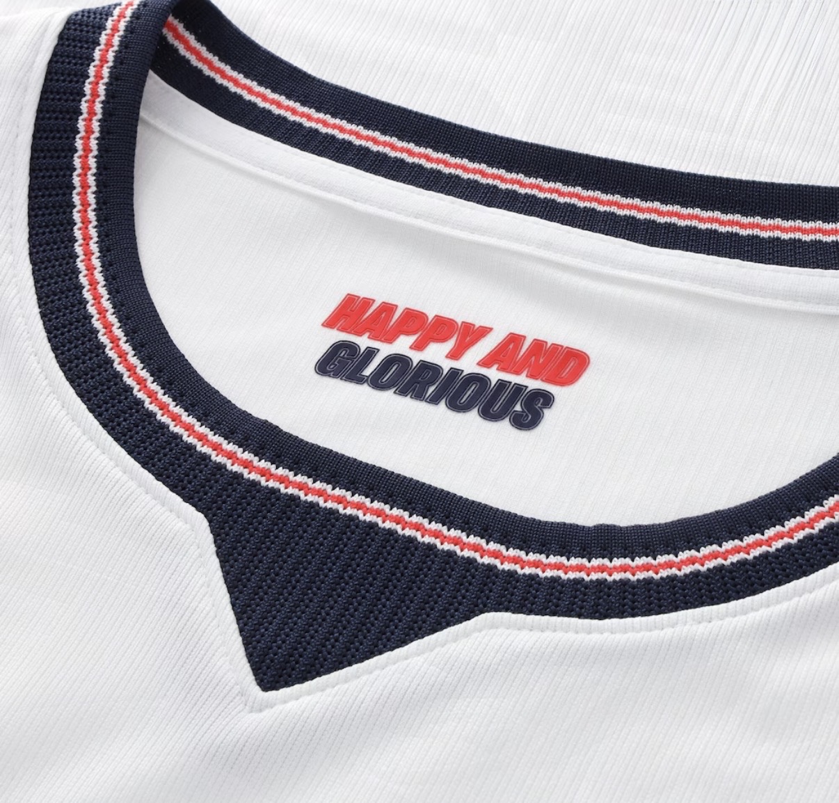 La camiseta de Inglaterra para el Mundial 2026 es una de las equipaciones más esperadas por los aficionados al fútbol. La selección inglesa, conocida por su historia, tradición y competitividad en los grandes torneos, atrae la atención de millones de seguidores que buscan el nuevo jersey oficial de Inglaterra 2026 para apoyar a su equipo durante la Copa Mundial de la FIFA. Las búsquedas de camiseta Inglaterra Mundial 2026, jersey Inglaterra 2026 original, uniforme selección inglesa, camiseta oficial Inglaterra 2026, camiseta local Inglaterra y dónde comprar la camiseta de Inglaterra siguen creciendo entre aficionados y coleccionistas. Gracias a su diseño moderno, materiales de alta calidad y tecnología deportiva, la nueva equipación promete convertirse en una de las más populares del torneo. Ya sea para animar a Inglaterra en cada partido, completar una colección de camisetas de fútbol o vestir los colores de una de las selecciones más reconocidas del mundo, la camiseta oficial de Inglaterra para el Mundial 2026 representa orgullo, pasión y amor por el fútbol internacional. Es una opción ideal para cualquier aficionado que quiera vivir al máximo la emoción de la Copa del Mundo.