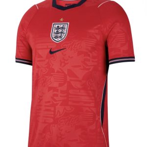 La camiseta de Inglaterra para el Mundial 2026 es una de las equipaciones más esperadas por los aficionados al fútbol. La selección inglesa, conocida por su historia, tradición y competitividad en los grandes torneos, atrae la atención de millones de seguidores que buscan el nuevo jersey oficial de Inglaterra 2026 para apoyar a su equipo durante la Copa Mundial de la FIFA. Las búsquedas de camiseta Inglaterra Mundial 2026, jersey Inglaterra 2026 original, uniforme selección inglesa, camiseta oficial Inglaterra 2026, camiseta local Inglaterra y dónde comprar la camiseta de Inglaterra siguen creciendo entre aficionados y coleccionistas. Gracias a su diseño moderno, materiales de alta calidad y tecnología deportiva, la nueva equipación promete convertirse en una de las más populares del torneo. Ya sea para animar a Inglaterra en cada partido, completar una colección de camisetas de fútbol o vestir los colores de una de las selecciones más reconocidas del mundo, la camiseta oficial de Inglaterra para el Mundial 2026 representa orgullo, pasión y amor por el fútbol internacional. Es una opción ideal para cualquier aficionado que quiera vivir al máximo la emoción de la Copa del Mundo.